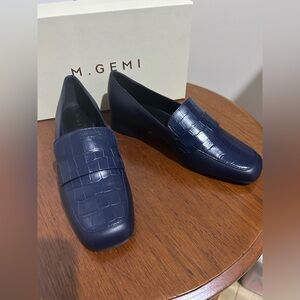 Never worn M Gemi navy blue Italian leather loafers. Classic styling Sz EU 38